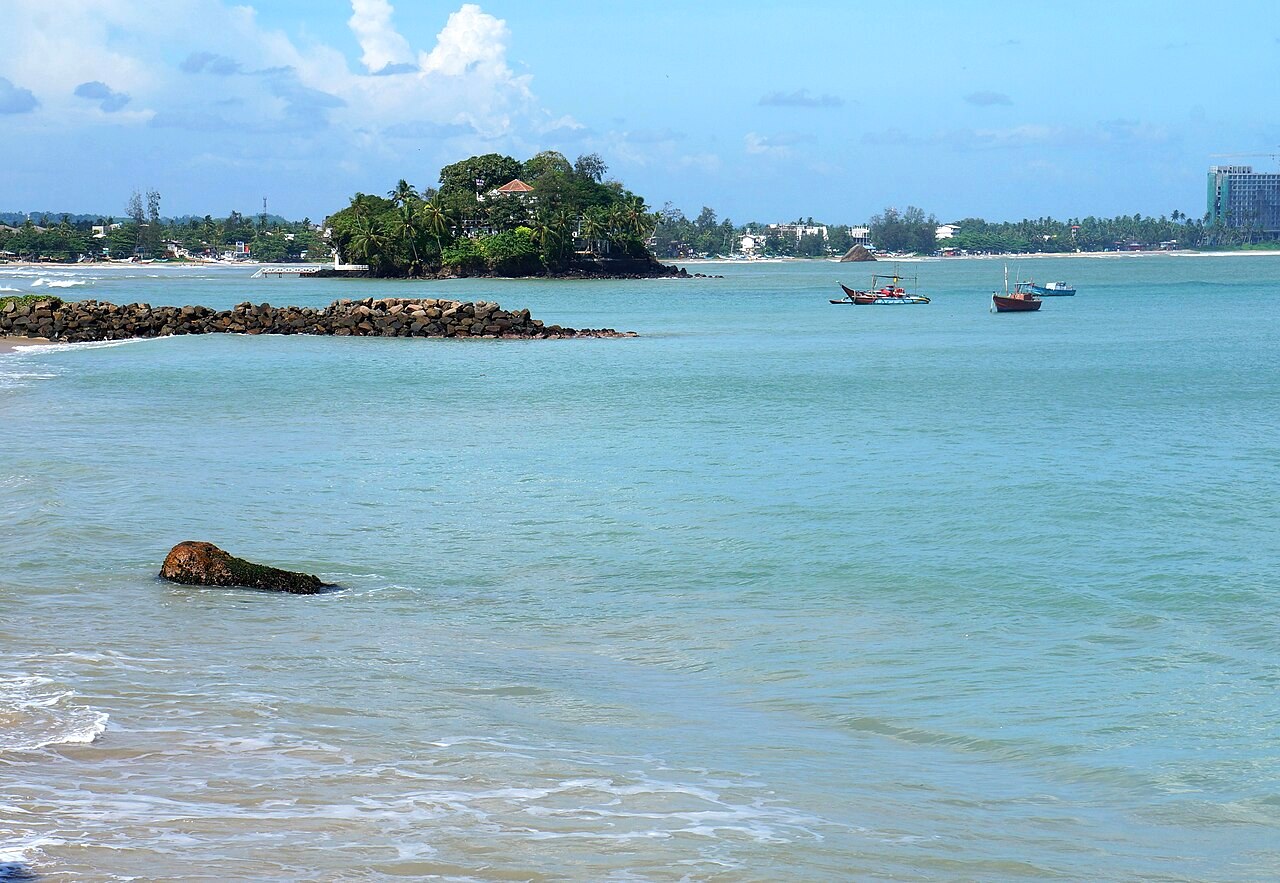Turquoise water and small boats at Weligama